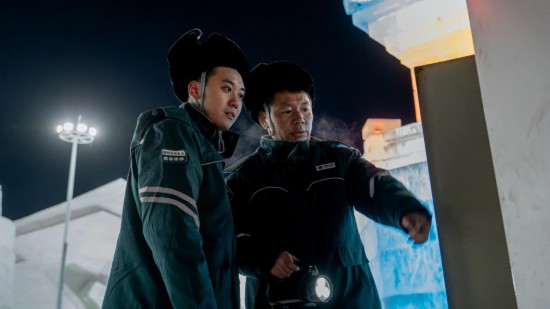 長春市冰雪新天地園區(qū)內，長春市雙陽區(qū)供電公司工作人員正在檢查低壓配電箱。新華社記者 段續(xù) 攝