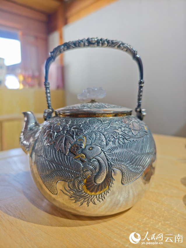 李耀華制作的銀壺。人民網(wǎng)記者 符皓攝 李耀華制作的銀壺。人民網(wǎng)記者 符皓攝