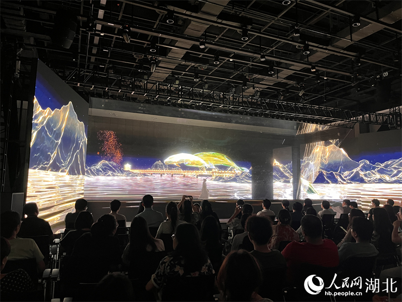 武漢長江大橋、黃鶴樓、江豚等充滿荊楚元素畫面呈現(xiàn)眼前。人民網(wǎng)記者 張雋攝