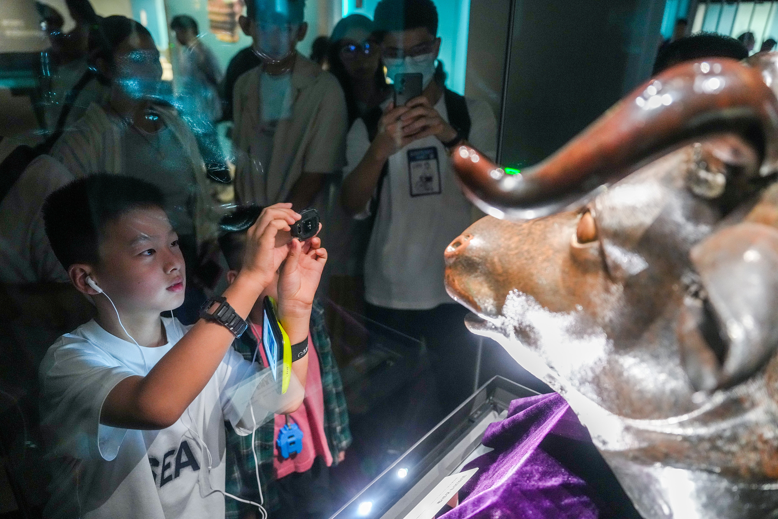 2025年6月，參加研學游的孩子在安徽博物院蜀山館參觀圓明園牛首銅像。（圖片來源：視覺中國）