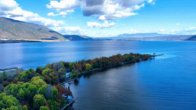 大理洱海畔。