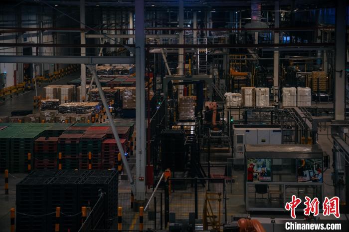 基地依托數(shù)字技術(shù)打造“黑燈工廠”?！±钅宪?攝