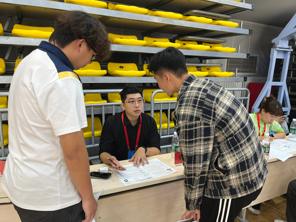 招聘會(huì)上，老師為畢業(yè)生開(kāi)展就業(yè)指導(dǎo)。校方供圖