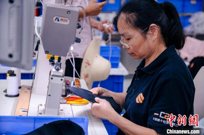 圖為員工在生產(chǎn)線工作?！±钅宪?攝