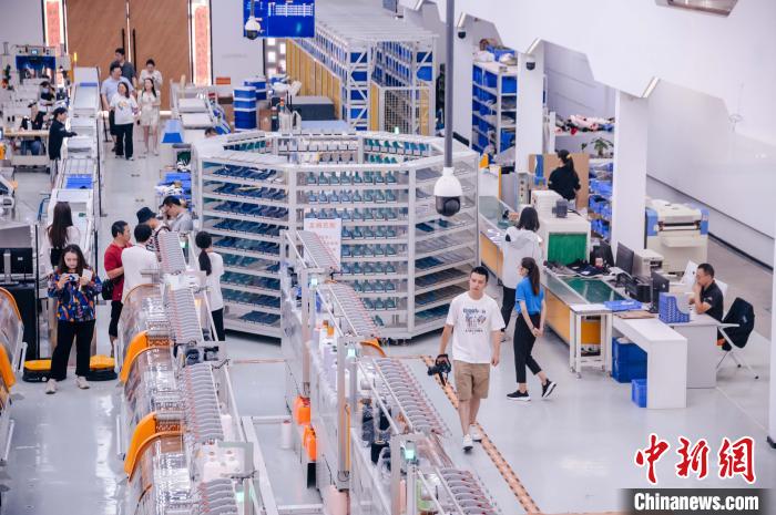 圖為莆田雙馳鞋業(yè)個(gè)性化定制示范工廠。　李南軒 攝