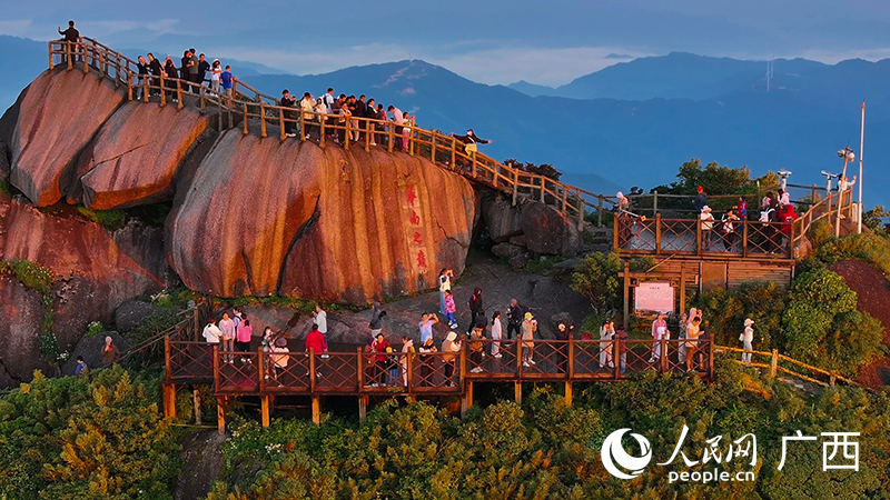 游客在觀賞日出。人民網(wǎng) 雷琦竣攝