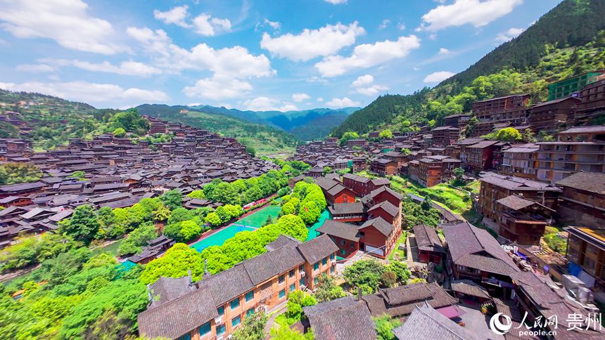 1 穿越機視角下的西江千戶苗寨。人民網(wǎng)記者 涂敏 攝