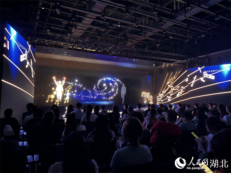 “夢幻靈境”AI展演現(xiàn)場火爆。人民網(wǎng)記者 張雋攝