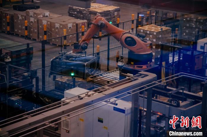 百威雪津啤酒莆田基地釀造幾乎都由自動(dòng)化生產(chǎn)線完成，年產(chǎn)能達(dá)200萬(wàn)噸?！±钅宪?攝