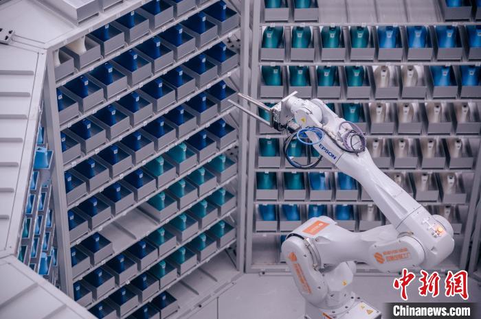 車(chē)間里，鞋楦配送機(jī)械臂在有序工作?！±钅宪?攝