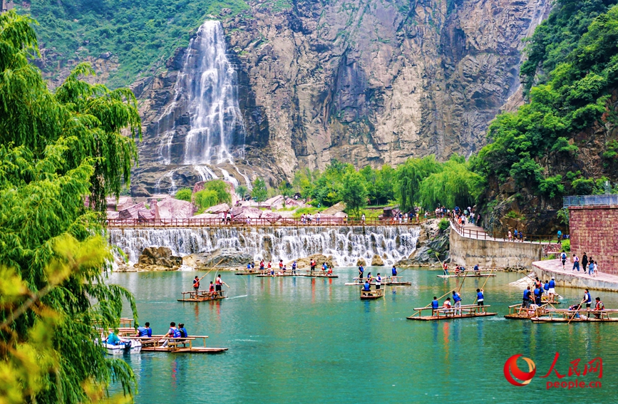 泛舟水上，成為酷熱夏季的一個避暑良方。人民網(wǎng)記者 王佩攝