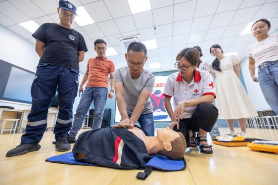 在浙江省湖州市吳興區(qū)龍泉小學(xué)，紅十字會救護員對教職工進行自動體外除顫器（AED）使用培訓(xùn)。新華社發(fā)（伊凡攝）