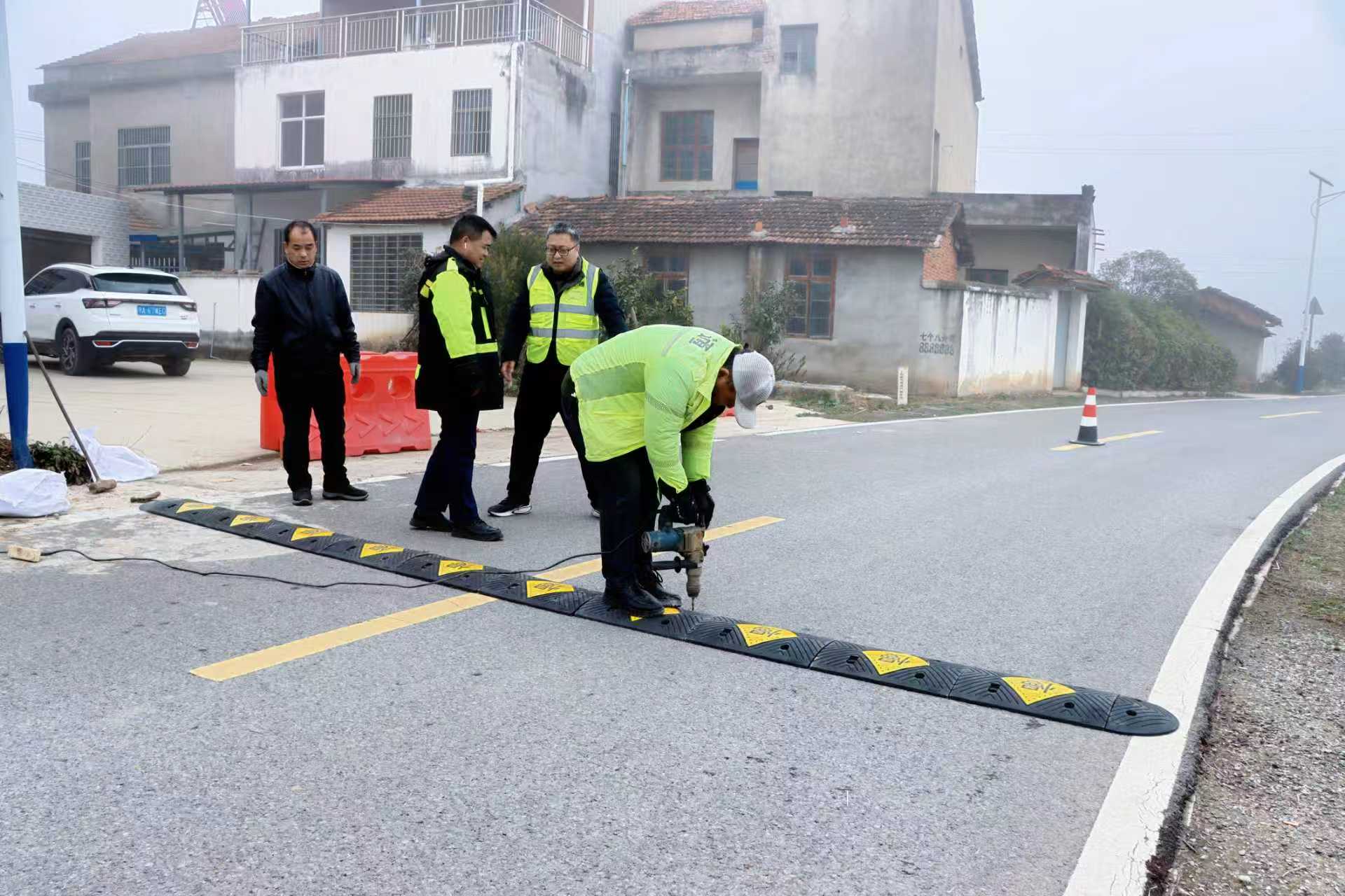 養(yǎng)護工對農(nóng)村公路進行日常巡查、養(yǎng)護。受訪方供圖