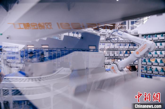 最快一個(gè)多小時(shí)，“私人訂制”的鞋子就能完成生產(chǎn)?！±钅宪?攝