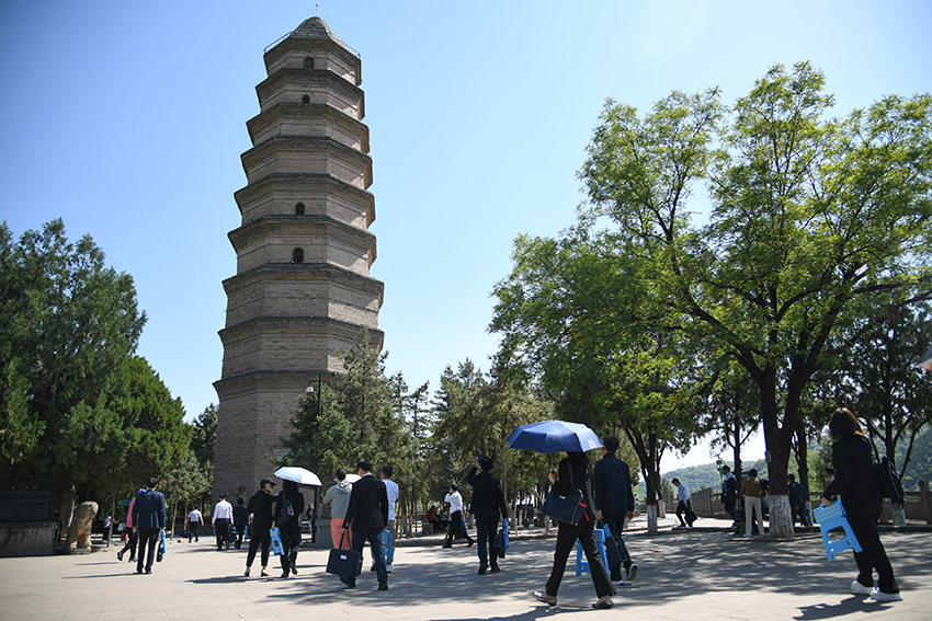 圖為2024年5月7日，游客在延安寶塔山參觀。 新華社記者 張博文 攝