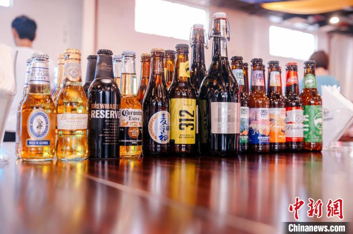 莆田基地主要生產(chǎn)全球旗艦品牌百威、科羅娜、貝克等啤酒，并生產(chǎn)雪津啤酒、雪山啤酒、藍(lán)妹啤酒等。　李南軒 攝