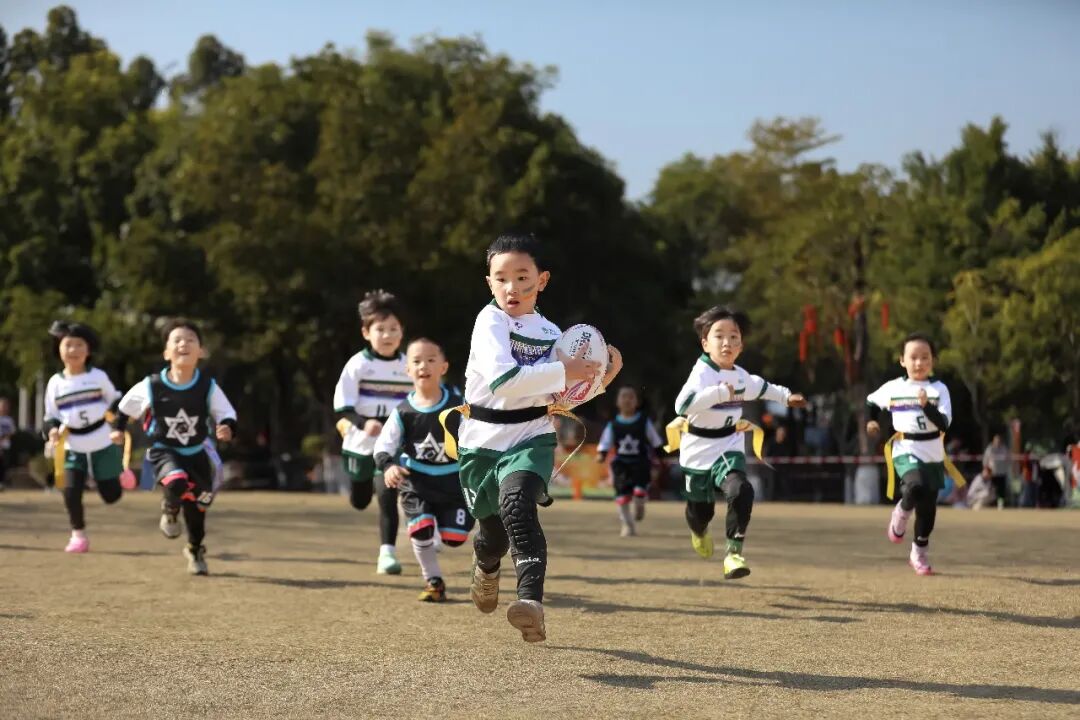 福建省福州市兒童公園，幼兒組隊(duì)員正在進(jìn)行橄欖球比賽。謝貴明攝（人民視覺(jué)）