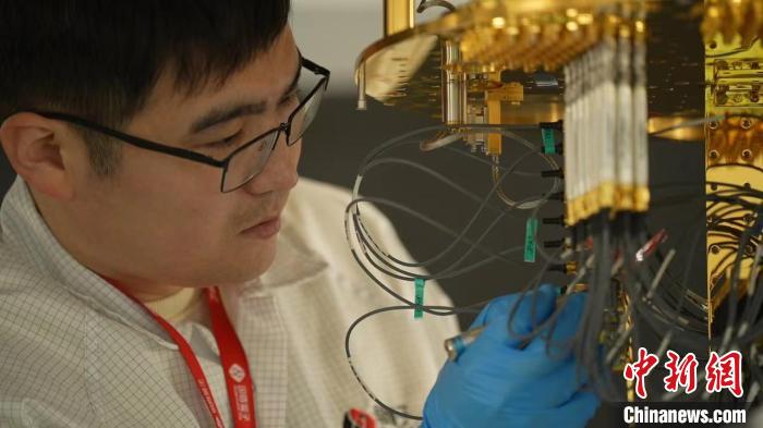 科研人員正在組裝超導(dǎo)量子計(jì)算機(jī)。