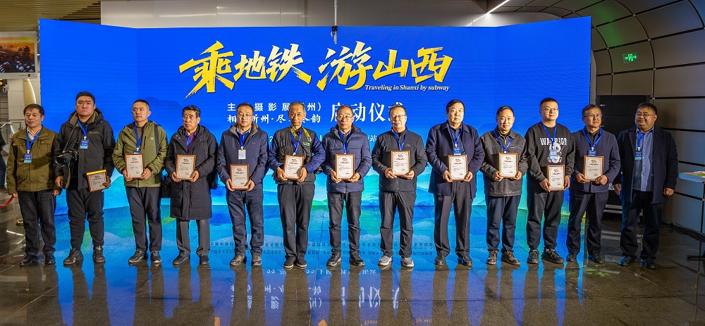 活動為參展攝影家頒發(fā)入展證書。